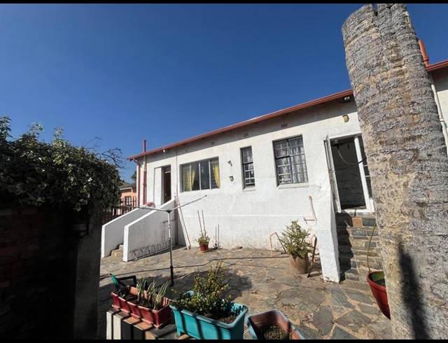 6 BEDROOM HOUSE FOR SALE IN BEZUIDENHOUT VALLEY